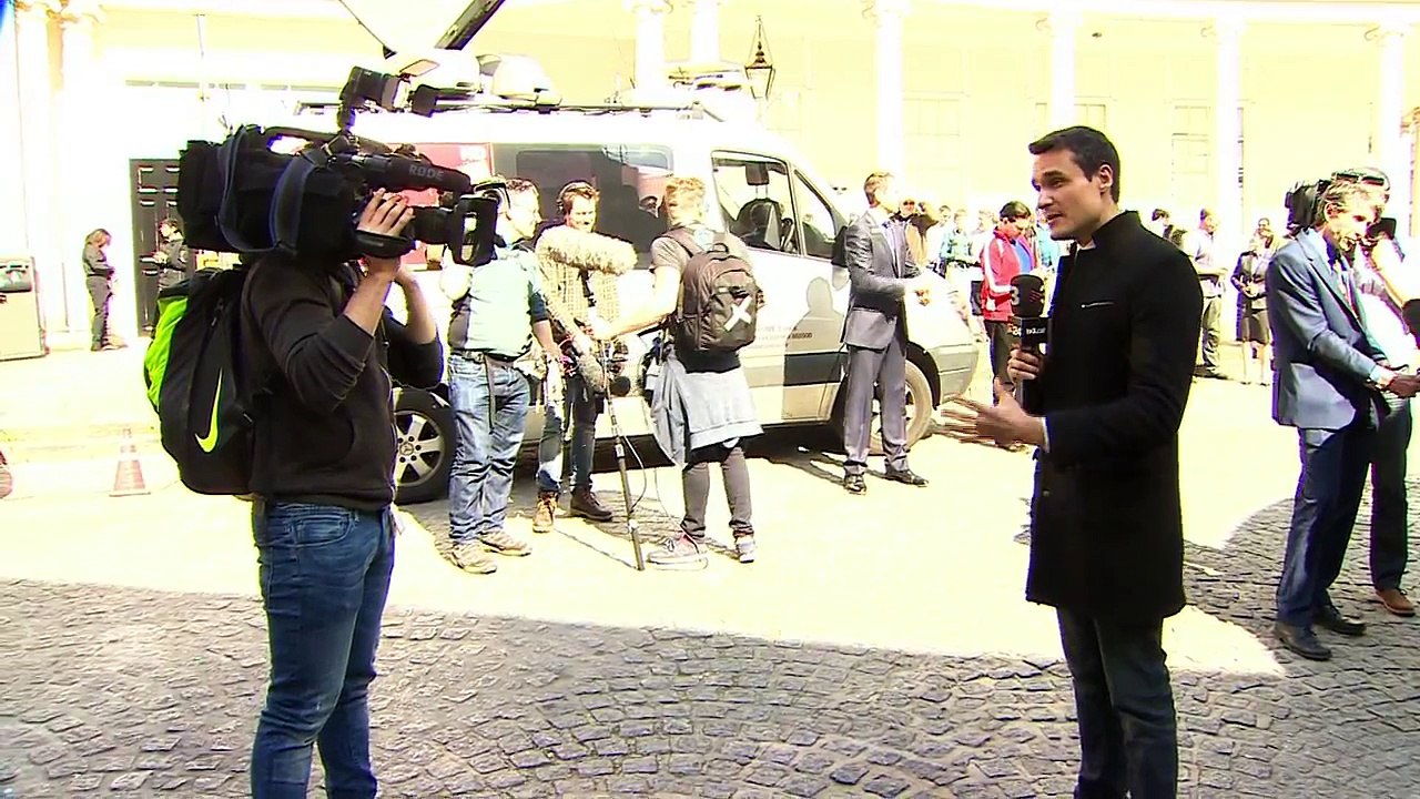 Election 2015: Behind the scenes on the campaign trail - BBC News