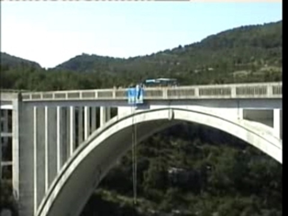 4 sauts sur le pont de l artuby