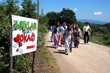 İzdivaç Programı Gibi Sokak! Gün Boyu Kısmet Arıyorlar