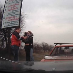 Un couple soulagé s'enlace après un accident