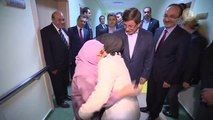 Davutoğlu'dan Huzurevine Anneler Günü Ziyareti