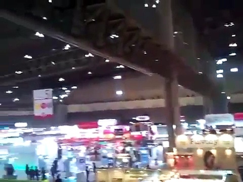 Gefahr ! Airport droht einzustürzen  alle raus !Japan Erdbeben Tsunami Flutwelle 11 03 2011