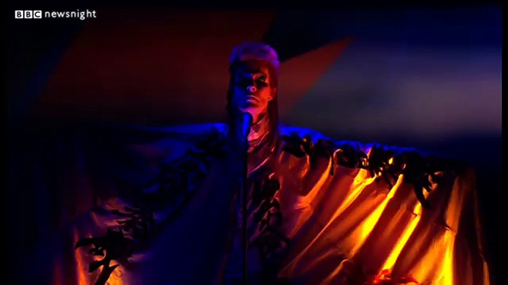 NEWSNIGHT: David Bowie sings us out