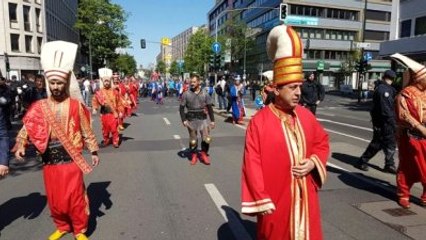 Almanya'da Mehter Yürüyüşüne Polis Müdahalesi