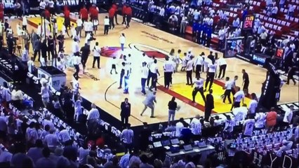 Un joueur de Basketball s'entraîne pendant l'hymne canadien... Dwayne Wade FAIL