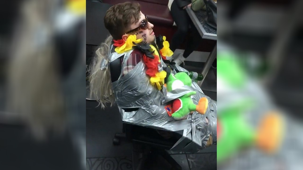 Scotché sur une chaise roulante pour aller en boite de nuit