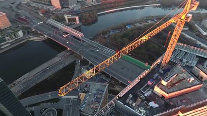 Deux russes se suspendent d’une grue