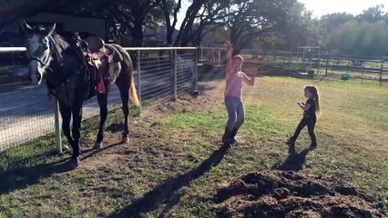 Deux petites filles commencent une chorégraphie, la réaction de leur animal va vous amuser !