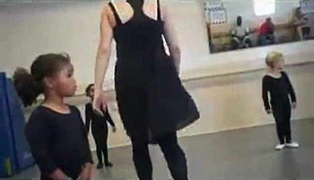 Cette jeune danseuse étoile a un petit problème avec ses pieds - Trop mignon
