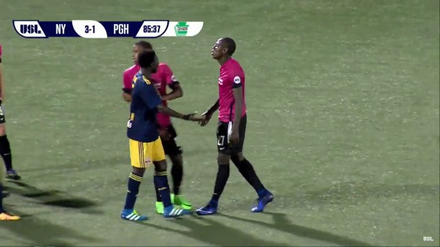 Un joueur de foot prend un carton rouge et met un coup de pied dans le dos à son adversaire pour se venger