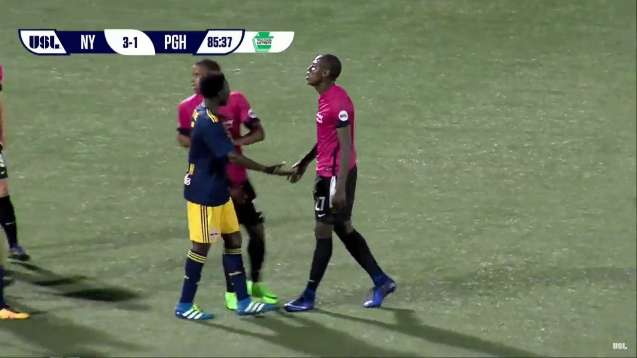 Un joueur de foot prend un carton rouge et met un coup de pied dans le dos à son adversaire pour se venger