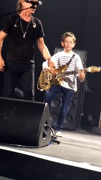 Concert des Insus : Jean-Louis Aubert invite un enfant à jouer de la guitare