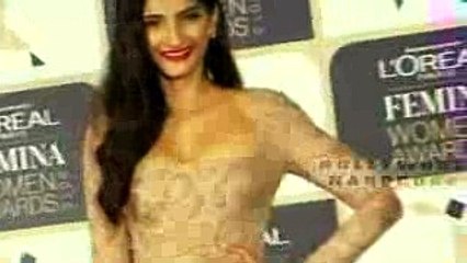 Скачать видео: Sonam Kapoor Huge Cleavage Exposed at Book Launch