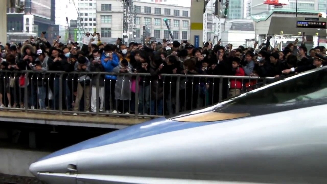 鉄道ファンに対して注意する駅員