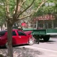 Il dégage toutes les voitures mal stationnées de la rue avec son tracteur