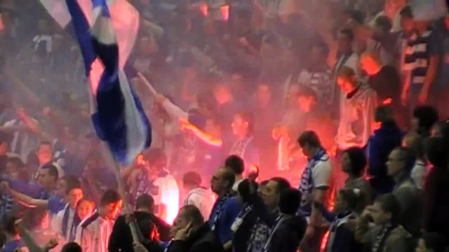 Des Ultras enflamment les tribunes lors d'un match de jeunes de leur équipe de Football en Pologne