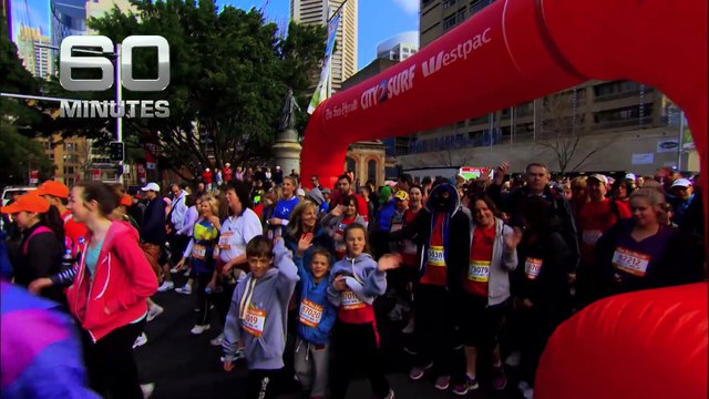 Une grande brûlée porte un masque pendant 2 ans, aujourd'hui son amoureux la voit sans son masque pour la première fois!