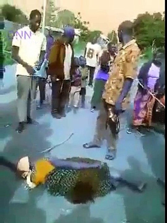 عقوبة المرأة التي لا تطيع زوجها في افريقيا الوسطى لا حول و لا قوة إلا بالله!