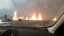 Conductor escapa en coche del impresionante incendio de Canadá