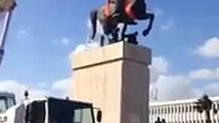 نقل+تمثال+الحبيب+بورقيبة+لتونس+العاصمة.mp4