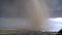 Une impressionnante tornade filmée de très près