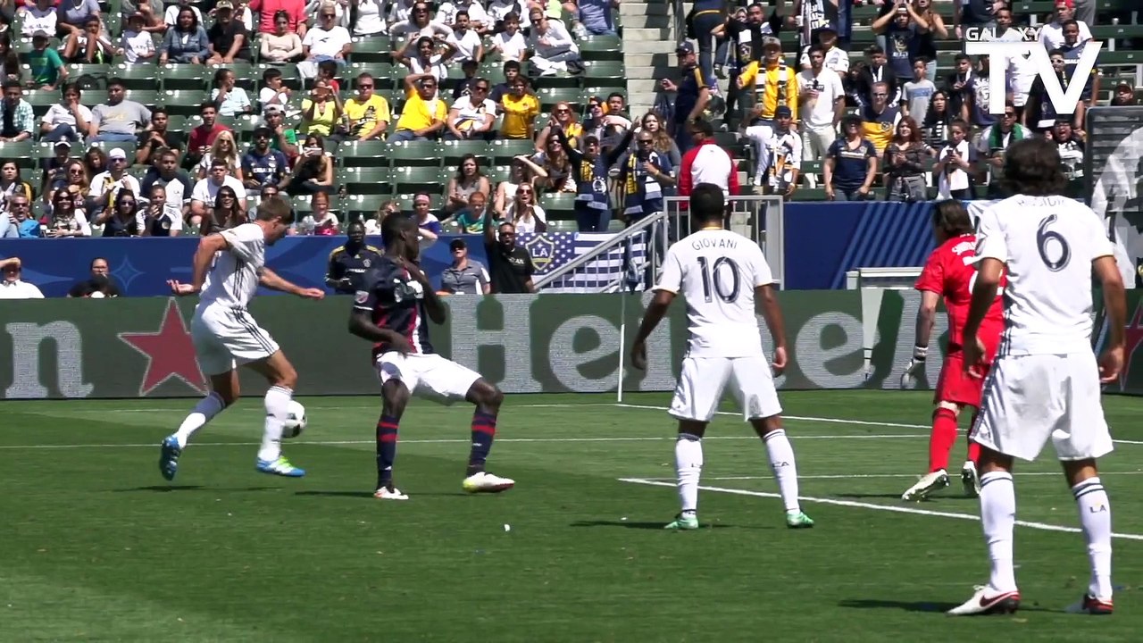 Superbe but de Steven Gerrard après un petit pont !