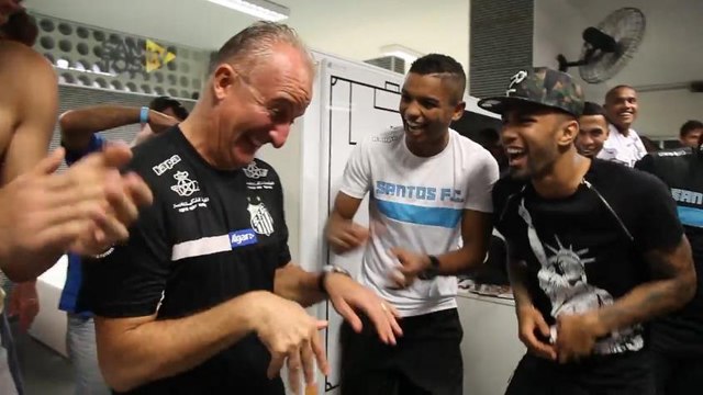 Festa do título do Santos tem Dorival na roda de dança e reverência a Oliveira