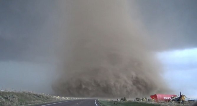 Il s'approche de très près d'une tornade pour la filmer (Colorado)