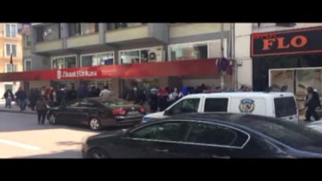 İzmit Bankadaki Memuru Kandırıp Kasadaki Paraları Çaldılar