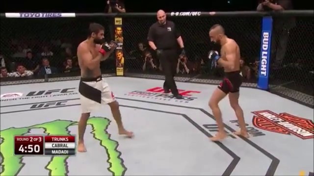 Moment tendresse entre 2 combattants MMA qui se prennent dans les bras en plein combat !