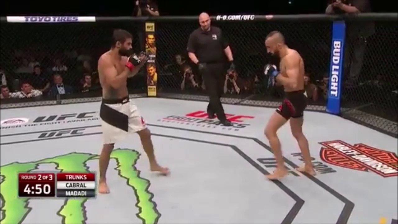 Moment tendresse entre 2 combattants MMA qui se prennent dans les bras en plein combat !