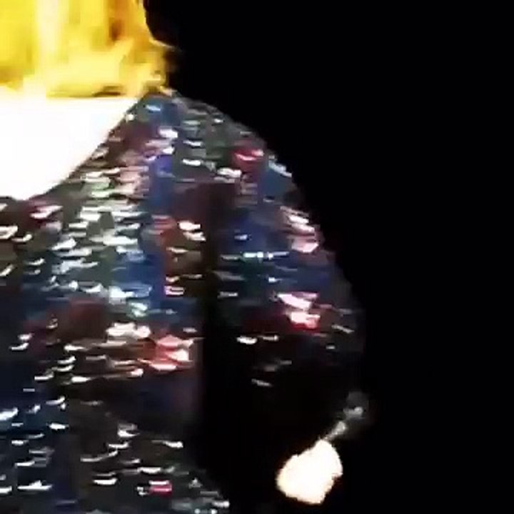 Adèle propose à un couple gay d'être leur mère porteuse