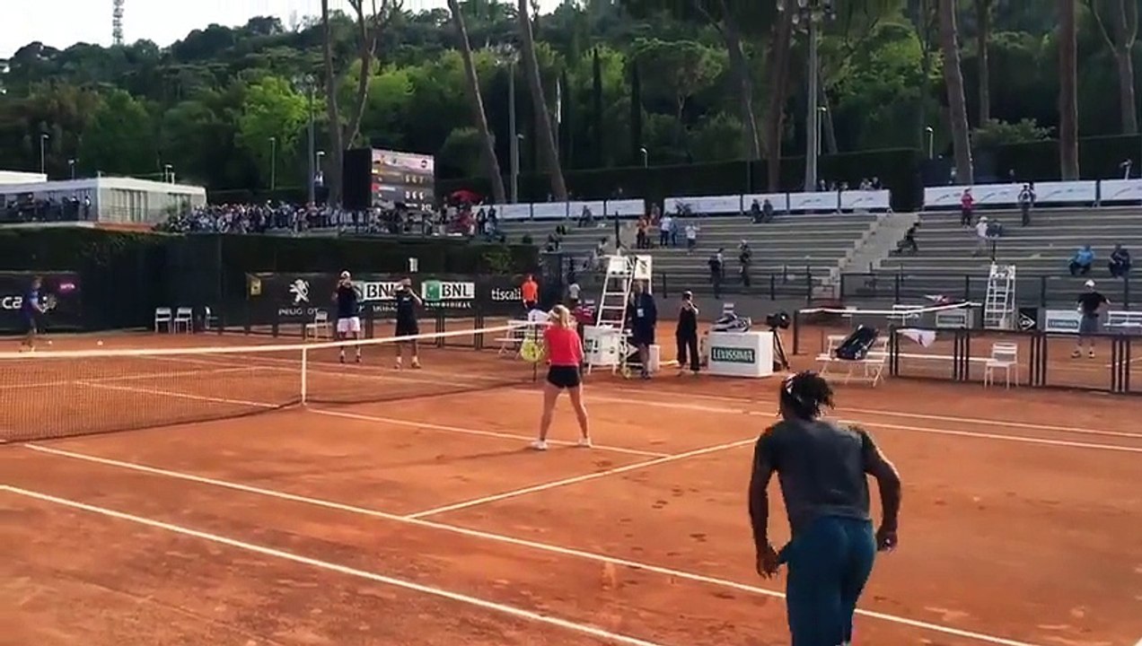 Gaël Monfils smashe en sautant au-dessus d'une joueuse