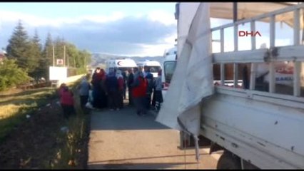 Elazığ Tarım İşçilerini Taşıyan Kamyonet, Kamyona Çarptı: 9 Yaralı