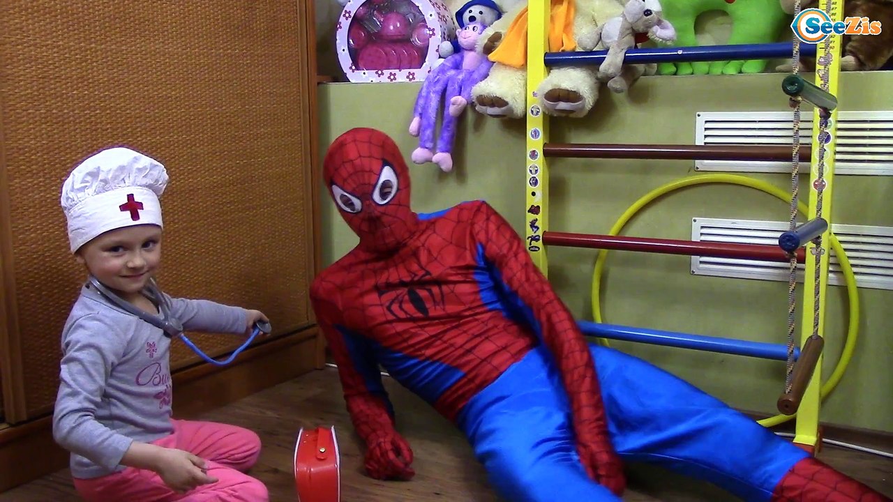 Spiderman vs Batman. Ярослава лечит Человека Па...