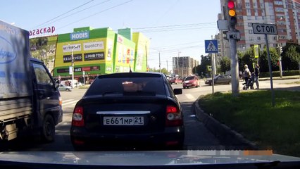 Бесстрашный дед на танке