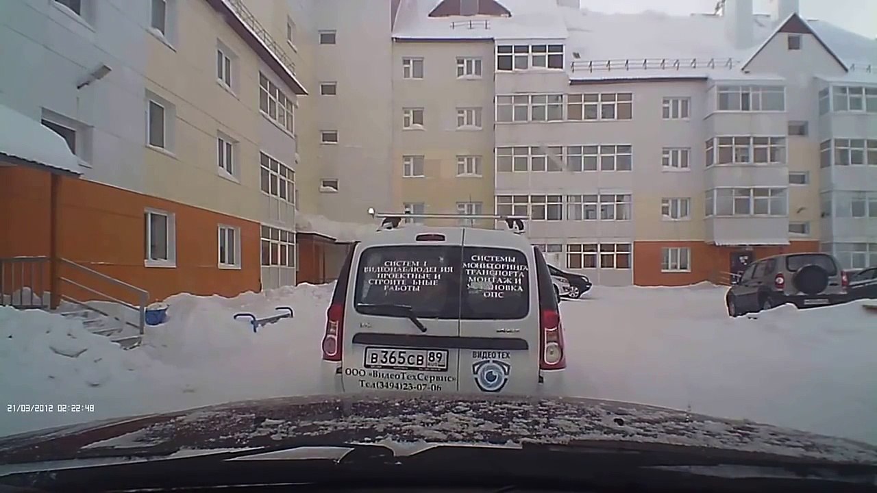 сход снега с крыши. мужик чудом остался жив