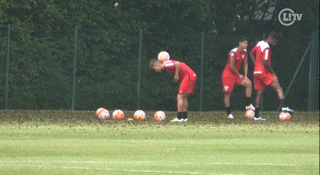 Lucas Fernandes mostra habilidade no freestyle em treino do São Paulo