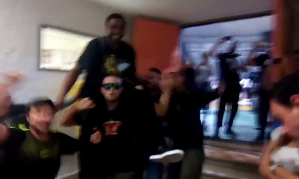 Βίντεο με τον Μακνίλ σε τρελά κέφια στις πλάτες των οπαδών του Άρη να τραγουδά μαζί τους 09-05-2016 HD