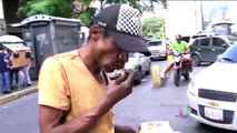 Un reportaje muestra como venezolanos hurgan en la basura por comida debido a la escasez