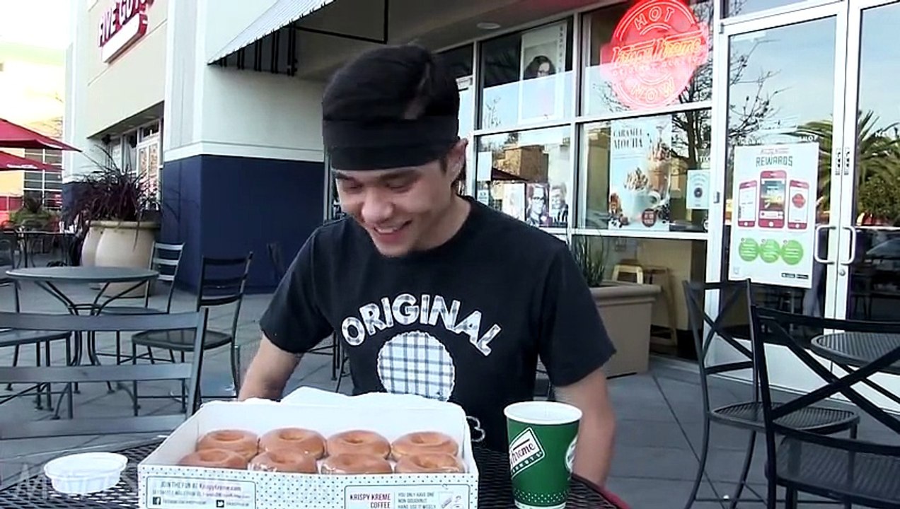 Ce dingue se goinfre de 12 donuts en 34 secondes seulement ! Qui dit mieux ?
