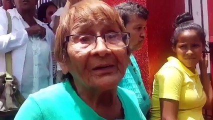 Conmovedor llanto de una anciana que hacía cola el Día de las Madres