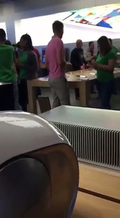 Era Istrefi dëgjohet në dyqanin e Apple në New York (Video)