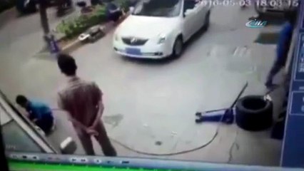 Dikkatsiz sürücü, tamirciyi böyle ezdi.