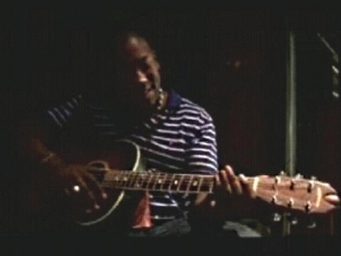 Mokobé du 113 à la guitare