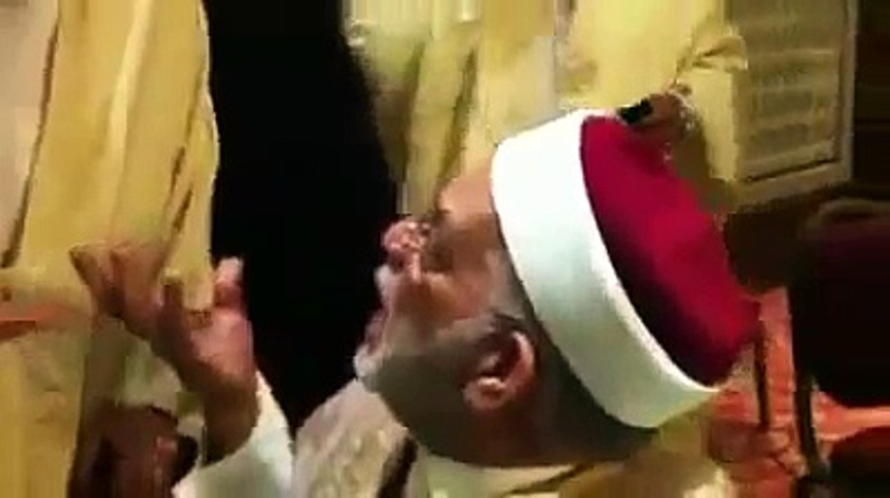 ضرب شيخ تونسي على يد كلب علماني اخر....هؤلاء هم اللائيكيين اعداء الدين