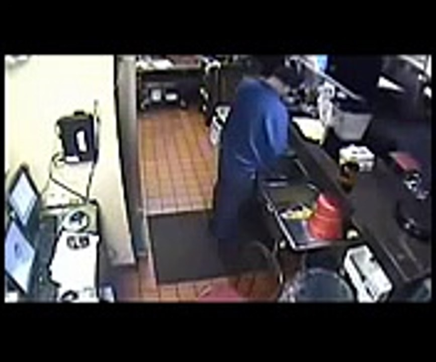 عامل مطعم البيتزا يتبول في مغسلة الخضار مقرف اعزكم الله