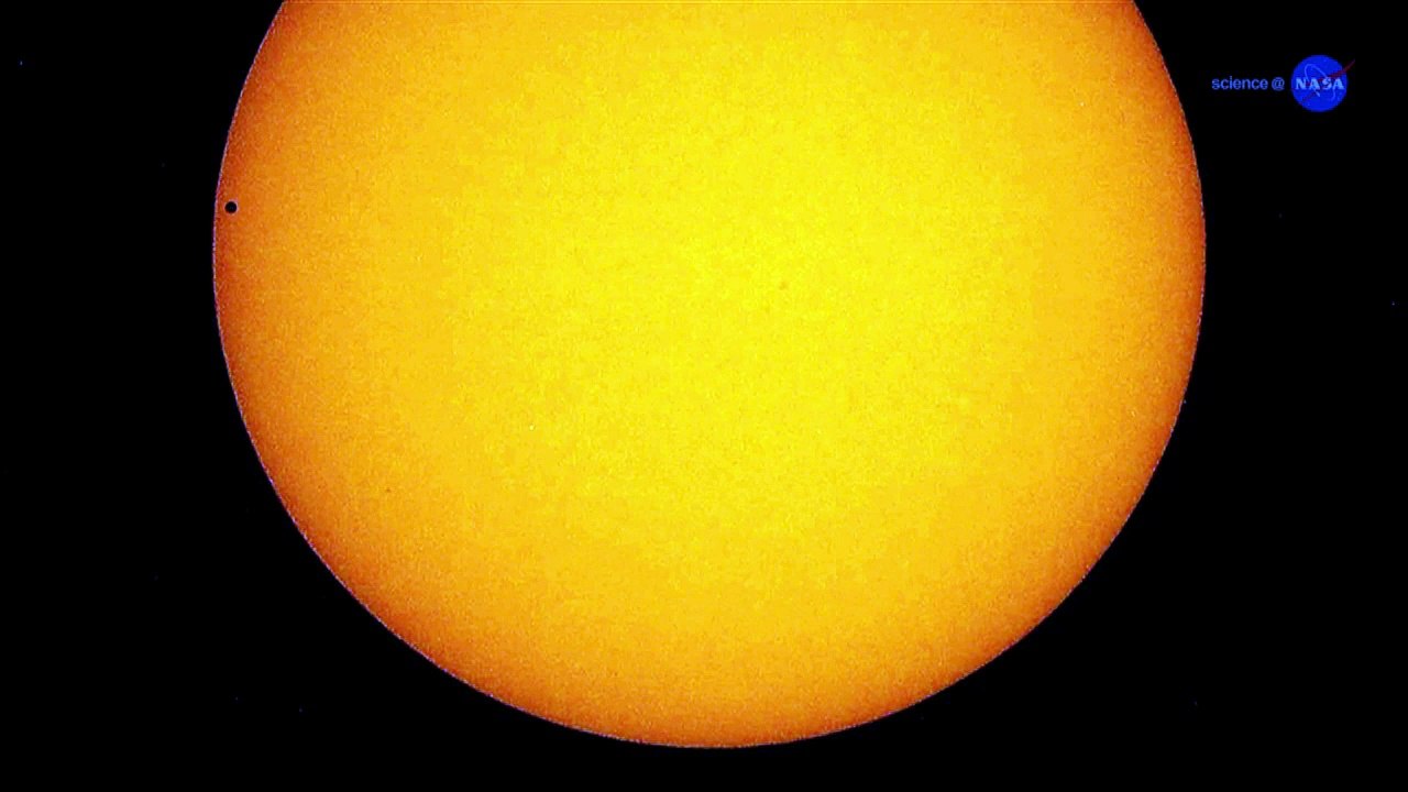 Mercúrio passa diante do Sol