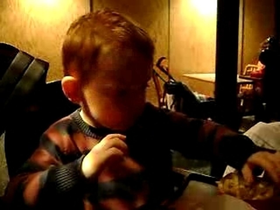 GABRIEL HADET MANGE CHEZ MICKEY