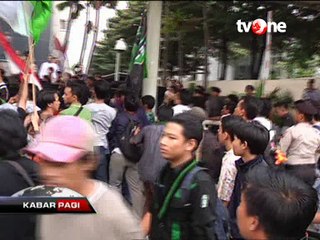 Bentrok Massa HMI dengan Polisi di Depan Gedung KPK
